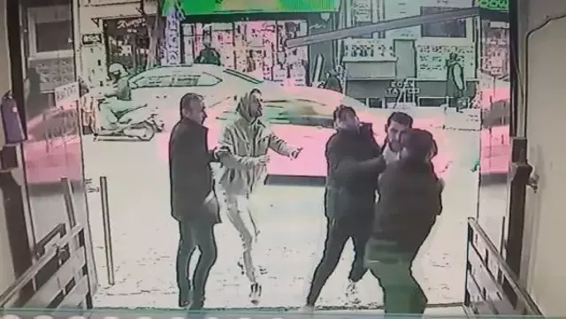 Kadını dövmesini engelleyen esnafa kılıçla saldırdı