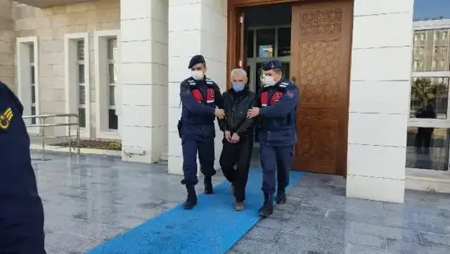 Zihinsel engelli kız kardeşini başına demirle vurup öldürdü