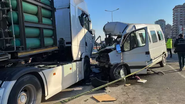 Okul servisi tırla çarpıştı! Öğrenciler can pazarının ortasında kaldı