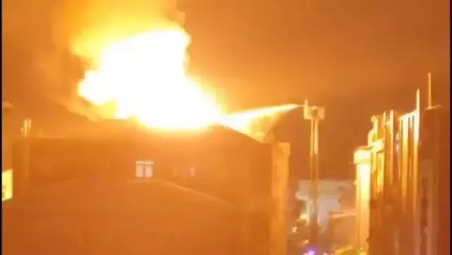 İstanbul'un göbeğinde korku dolu gece! Alevlerin sardığı binada yaşanan patlama saniye saniye kamerada