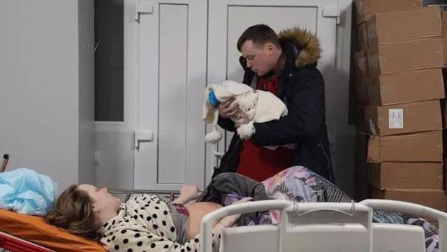 Rusya hamile değil demişti! Bombalanan doğum hastanesinden kaçan kadının kız çocuğu oldu