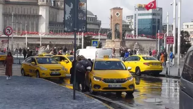 Sonunda bunu da yaptılar! Taksiciler, karda bekleyen vatandaşları götürmek için dudak uçuklatan paralar istedi