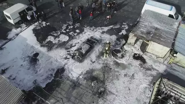 Son dakika haber... BAYRAMPAŞA'DA İŞ YERİNİN ÇATISINDA ÇIKAN YANGINDA 250 GÜVERCİN ÖLDÜ, OTOMOBİL KÜLE DÖNDÜ