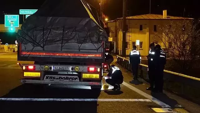 DÜZCE-TEM OTOYOLUNDA GERİ MANEVRA YAPAN SÜRÜCÜ, YARDIMCI OLAN BABASINI EZDİ