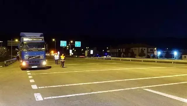 DÜZCE-TEM OTOYOLUNDA GERİ MANEVRA YAPAN SÜRÜCÜ, YARDIMCI OLAN BABASINI EZDİ