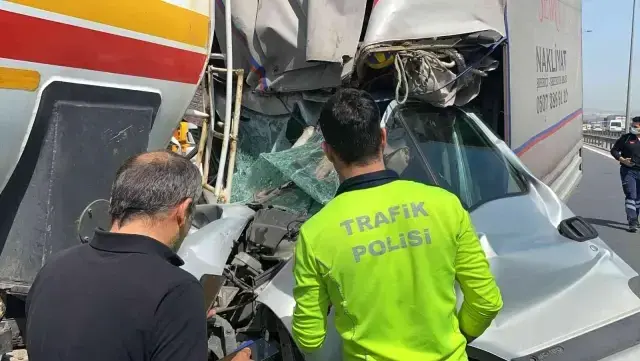 Tıra arkadan çarpan kamyonetin sürücüsünü vatandaşlar böyle kurtardı