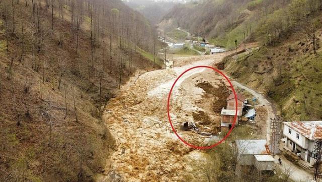Trabzon'da heyelan! Kayan toprak 5 evi yuttu, 19 ev ise boşaltıldı