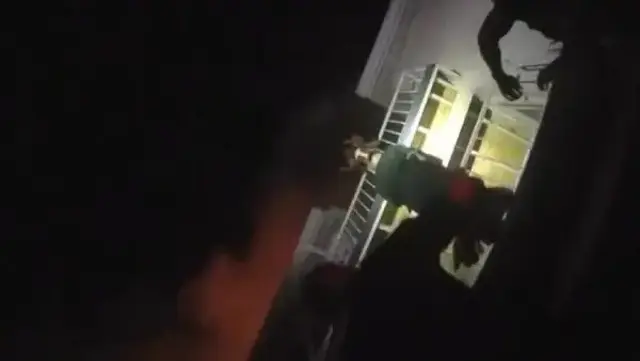 ABD'de 1 yaşındaki bebeğin yangından kurtarılma anları kameraya yansıdı