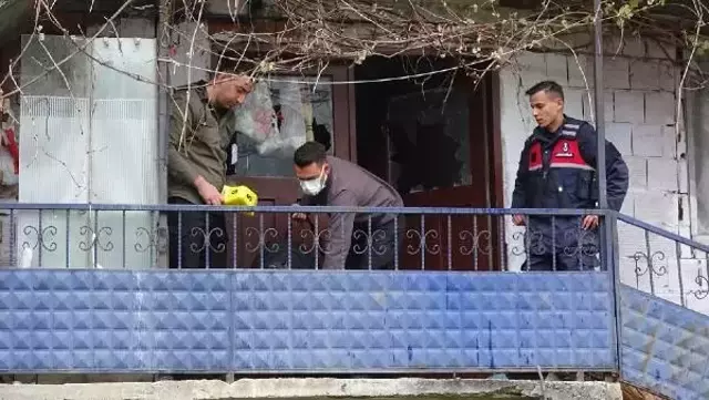 Bayramlaşmak için geldi, karısını öldürüp, oğlunu yaraladı