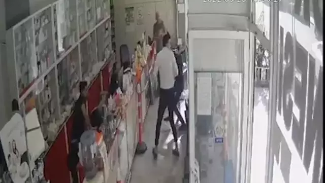 Tüfekle ateş açılan eczane daha önce de yakılmak istenmiş