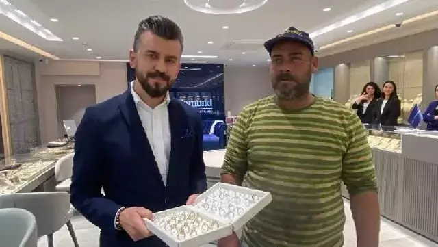 Suriyeli kağıt toplayıcısı, evine götürdüğü kolilerden çıkan 100 bin liralık altını kuyumcuya teslim etti