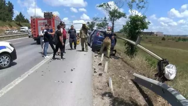Tuzla'da otomobil bariyerlere saplandı