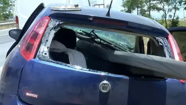 Tuzla'da otomobil bariyerlere saplandı