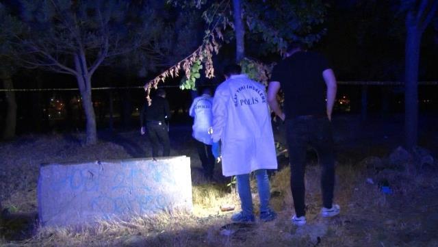 Atatürk Olimpiyat Stadı'nın karşısındaki ağaçlık alanda kafasından vurularak öldürülmüş bir erkek cesedi bulundu