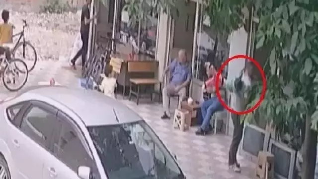 1 yaşındaki Afgan Khatıra'nın balkondan düşmesi kamerada