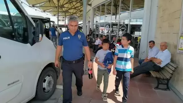 Üvey baba şiddetinden kaçan 2 kardeş, yolcu otobüsünün arka koltuğunda fark edildi