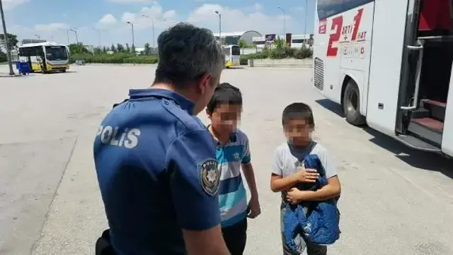 Üvey baba şiddetinden kaçan 2 kardeş, yolcu otobüsünün arka koltuğunda fark edildi