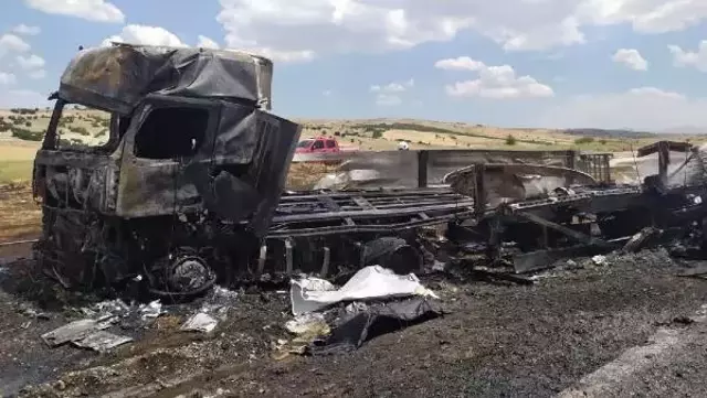 Korkunç kazada 1 kişi camdan atlatarak, diğer 2 kişi de araç içinde yanarak öldü