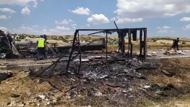 Korkunç kazada 1 kişi camdan atlatarak, diğer 2 kişi de araç içinde yanarak öldü