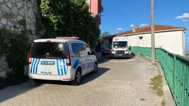 Dini nikahlı eşini evin salonunda çıplak halde ölü buldu