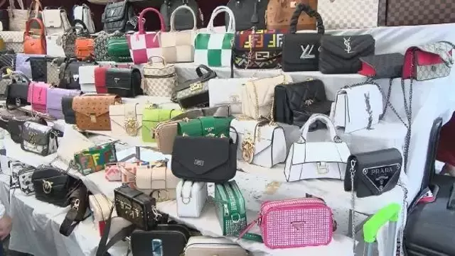 Ünlülerin bile akın ettiği pazarda 5 bin liraya çanta satılıyor