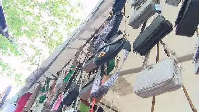 Ünlülerin bile akın ettiği pazarda 5 bin liraya çanta satılıyor