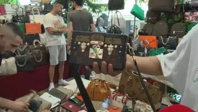 Ünlülerin bile akın ettiği pazarda 5 bin liraya çanta satılıyor