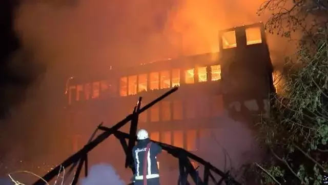 92 yıllık tarihi ipek fabrikası çıkan yangın sonucu çöktü