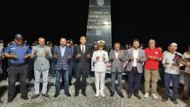 Bütün kalpler bir oldu! 17 Ağustos depreminde yaşamını yitirenler, saat 03.02'de anıldı