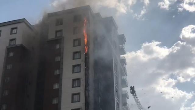 Sivas'ta 12 katlı apartmanın dış cephesi yandı