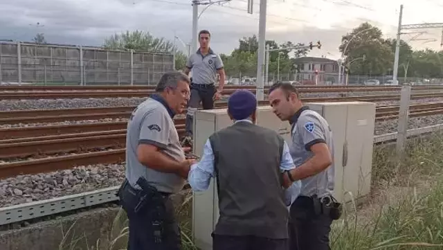 Bileti olmadığı için trene alınmayan 90 yaşındaki adam, raylarda yürümeye başlayınca ekipler seferber oldu