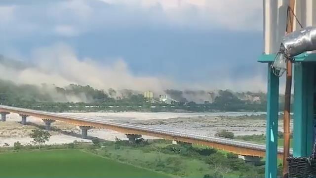 6.8 büyüklüğünde depremle sarsılan Tayvan'da binalar ve yollar çöktü, vagonlar raydan çıktı