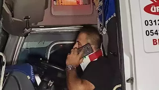 Kazada sıkışan TIR sürücüsü, telefonla konuşmaya devam etti