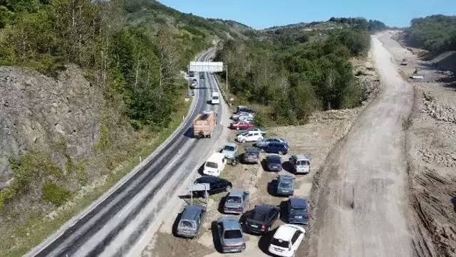 Görüntü Türkiye'den kilosu 70 lira olan ürünü toplamak için onlarca araç kuyruğa girdi