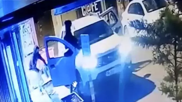 Hırsızlar kaçarken suç ortağını unuttu! Komedi filmlerini aratmayan anlar kamerada