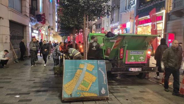 İstiklal Caddesi'nde bankların ardından ağaç ve beton saksılar da kaldırılıyor
