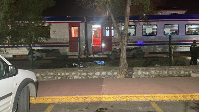 KULAKLIKLA MÜZİK DİNLEYEN SCOOTERLİ GENÇ KIZ TREN ALTINDA CAN VERDİ