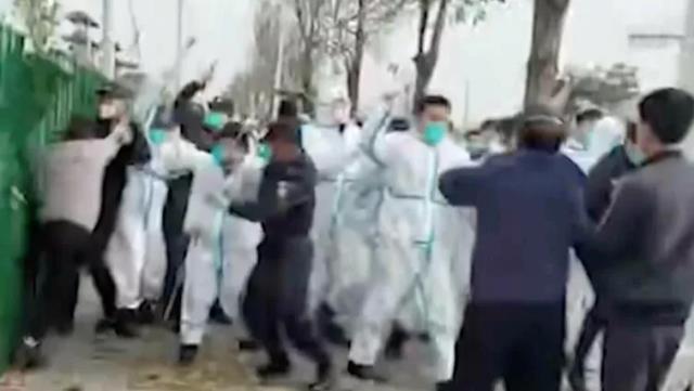 Sıkı korona tedbirleri iPhone işçilerini isyan ettirdi! Polisle çatışıp, 'Eve dönmek istiyoruz' sloganı attılar