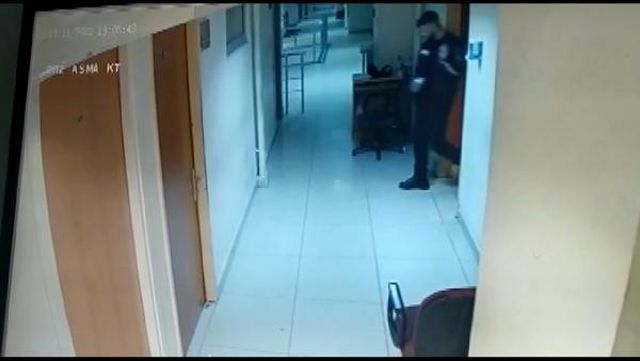 Hırsızlık suçuyla adliyeye gönderilen şahıslar, çıkarken polislerin çantasını çaldı