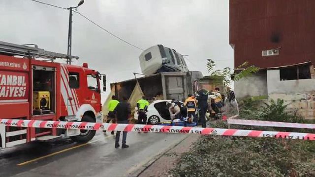 Hafriyat kamyonu otomobilin üstüne devrildi ! Araçlarda sıkışanlar var