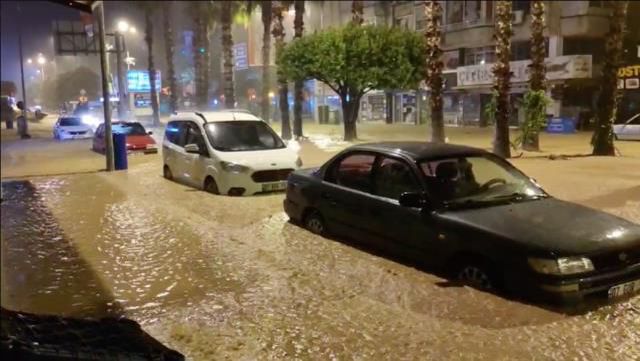 Gece boyu yağan yağmur sonrası kabus gibi bir güne uyandılar! 2 ilçede son durum bu