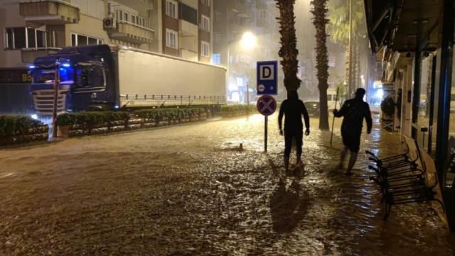 Gece boyu yağan yağmur sonrası kabus gibi bir güne uyandılar! 2 ilçede son durum bu