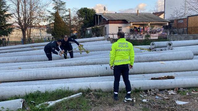 Oyun oynadığı beton direklerin arasına sıkışan 6 yaşındaki çocuk, feci şekilde hayatını kaybetti
