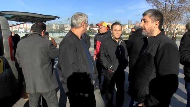 Zammı beğenmeyen taksiciler, istedikleri rakamı pankarta yazıp Yenikapı meydana gitti