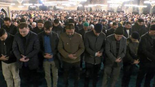 Yeni yılın ilk sabahında Diyanet İşleri Başkanı Erbaş , Ayasofya Camii'nde sabah namazını kıldırdı