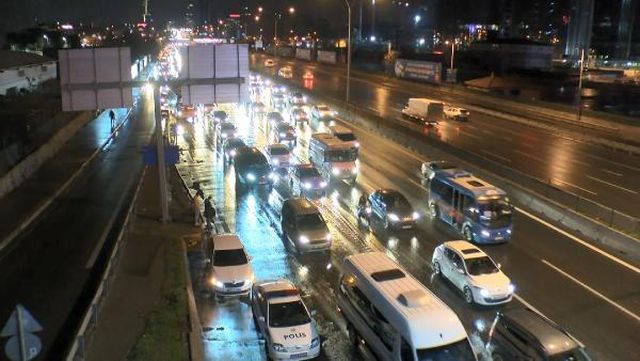 Yolun karşısına geçmek isteyen şahsa araç çarptı, savrulduğu yerde can verdi