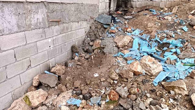 Cani anne elinden tuttuğu kızını boğarak öldürmeye götürmüş