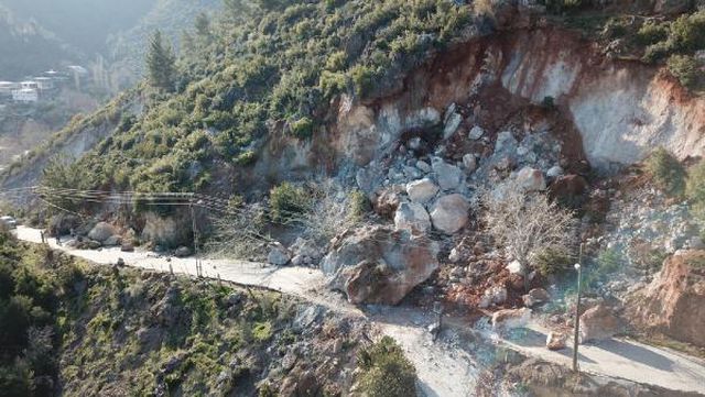 Kırıkhan'da deprem kayaları yuvarladı: Köydeki 49 kişi hayatını kaybetti
