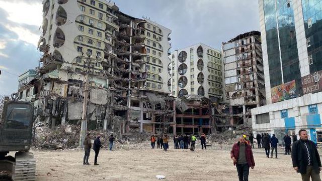 89 kişiye mezar olan sitenin yıkımı camda kurtarılmayı bekleyen kedi nedeniyle durduruldu