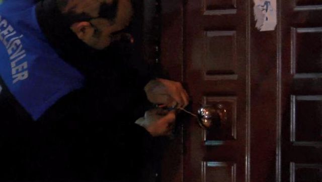 Bahçelievler'de önündeki kaldırım çöken apartman tedbir amaçlı boşaltıldı